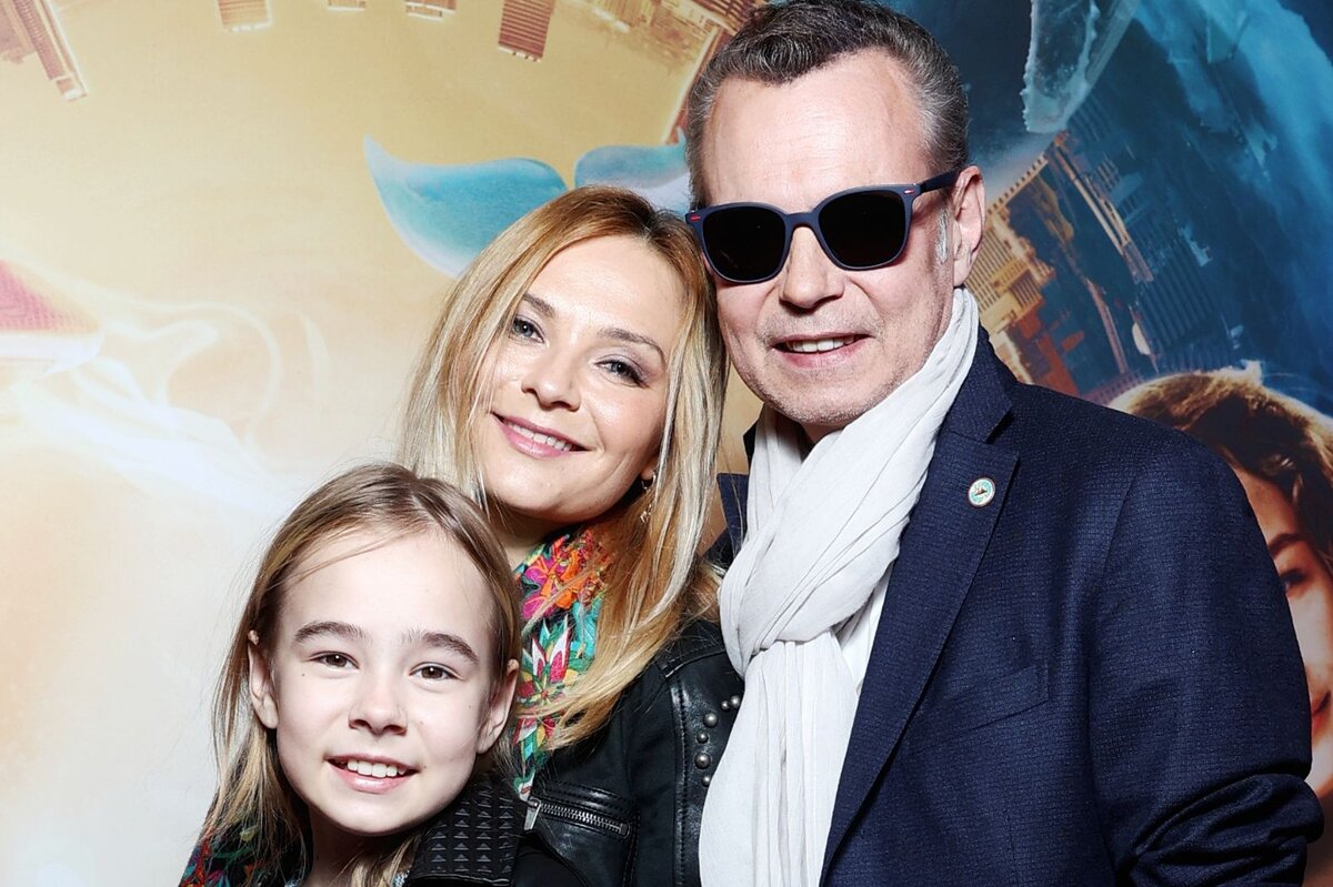     Блондинки с очаровательными улыбками: Владимир Лёвкин привел жену и дочь на кинопремьеру