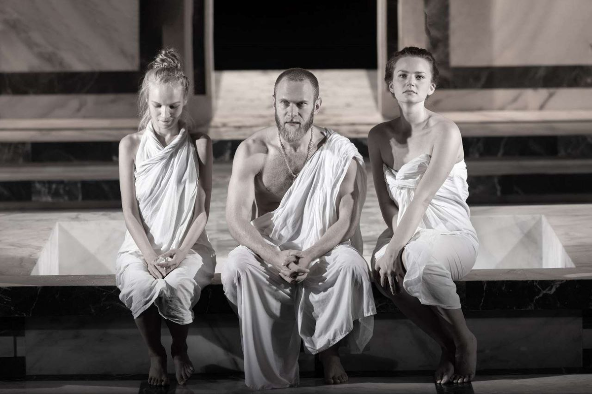 Сцена из спектакля: Городничий с женой и дочерью