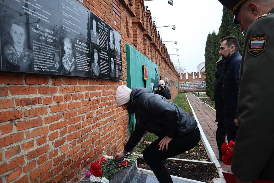     Имена двух земляков, погибших на Украине, увековечили на Мемориале Славы в поселке Лев Толстой  Пресс-служба администрации Липецкой области.