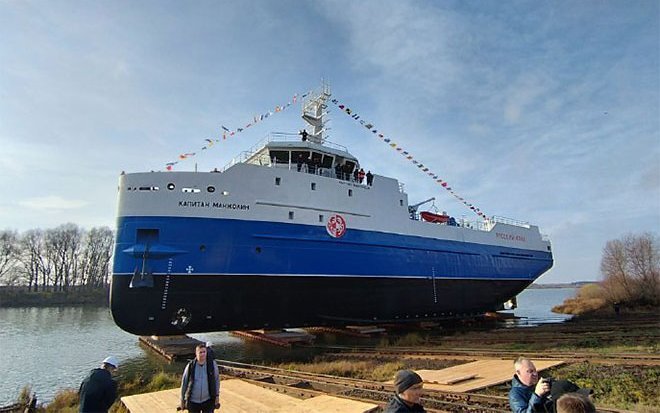    Краболов-процессор «Капитан Манжолин», спуск на воду