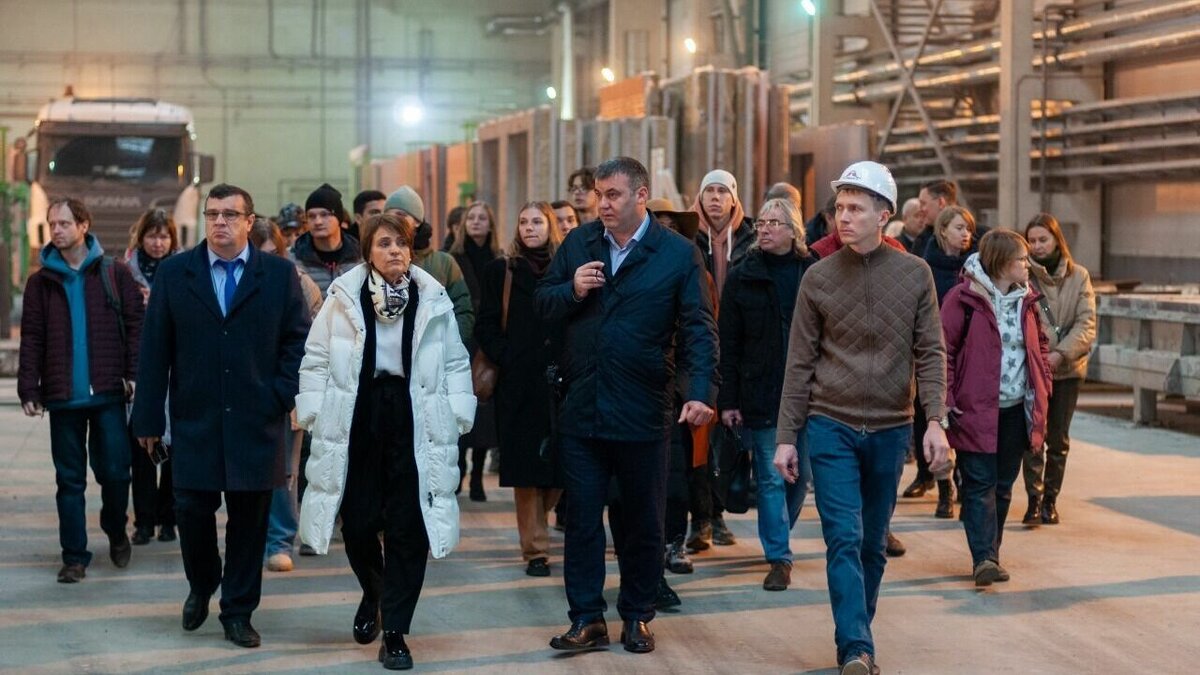     В Нижнем Новгороде в рамках сезона “Архитектурные четверги” новгородские архитекторы, эксперты и игроки строительного рынка посетили производство многослойных панелей и сборных железобетонных изделий KM PRECAST. Организаторами экскурсии выступили группа компаний "Каркас Монолит" и Дом архитектора.