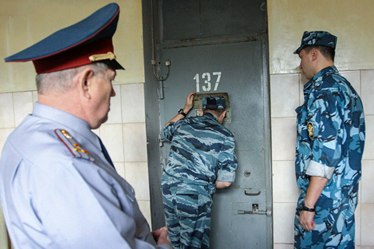 Охраняют тюрьму. Форма ФСИН СИЗО. ФСИН России тюрьма. ФСИН надзиратель. Охранник в тюрьме.