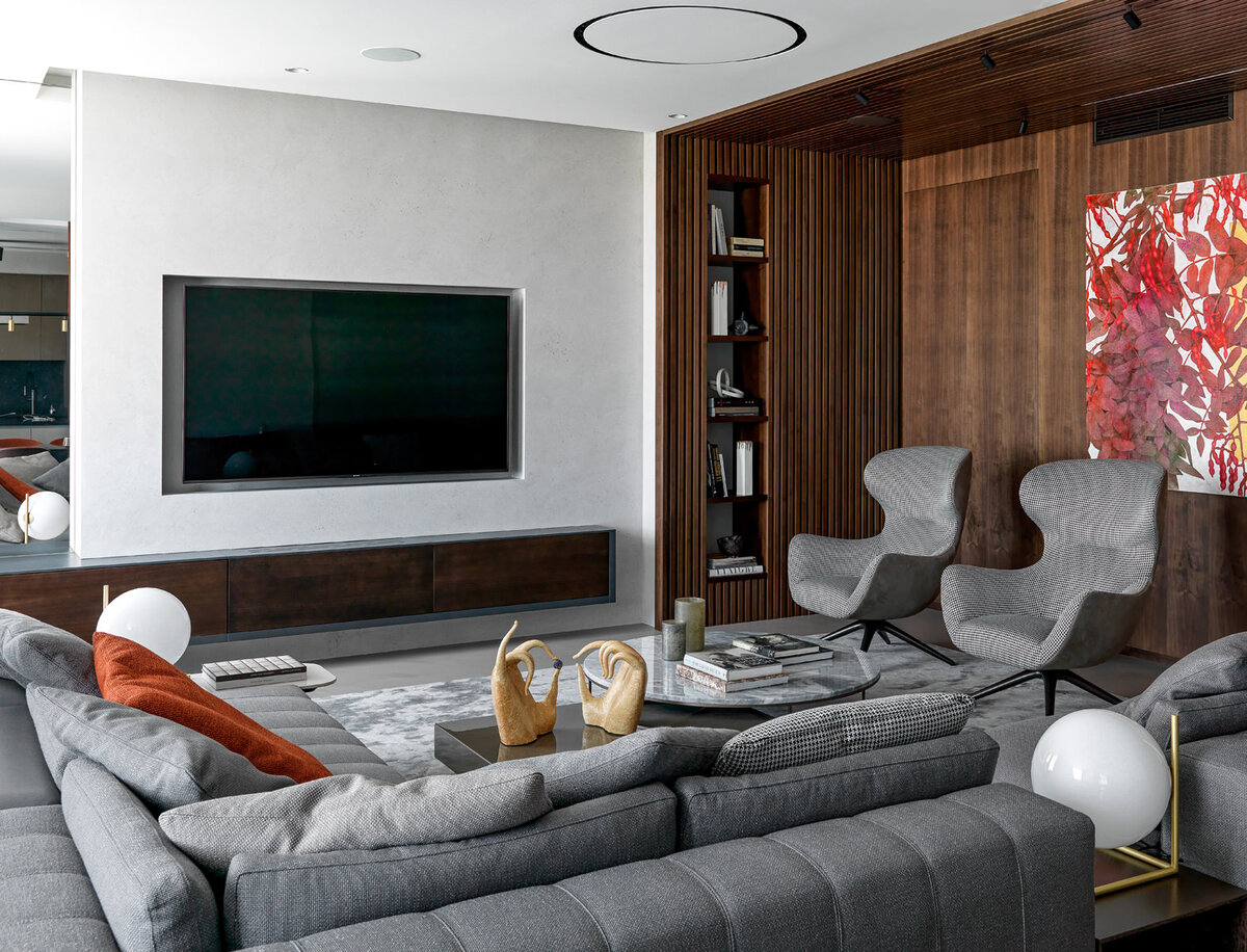 Гостиная в квартире в Москве по дизайну студии AB-architects. Диван, столики, Minotti. Ковёр Carpetlinq. Скульптура Ольги Карелиц. Декоративные вазы Attribut из галереи Art Brut Moscow.