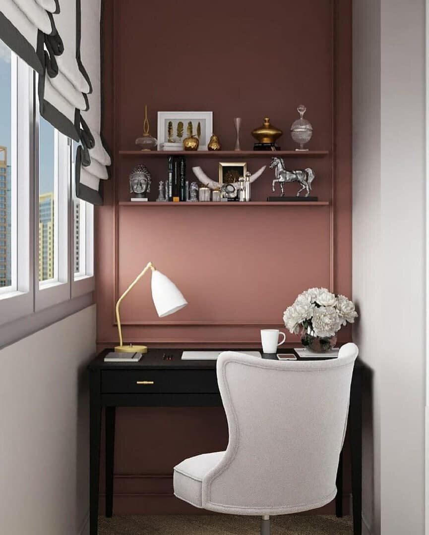 Стеклянная перегородка для зонирования квартиры. Студия в пастельных серо-пудровых тонах