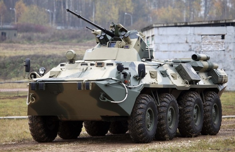 БТР-82А — Россия

Российский бронетранспортер, который по сути является продуктом глубокой модернизации советского БТР-80. Впервые 82А был собран в 2009 году на Арзамасском машиностроительном заводе. Примечательно, что армия Казахстана обзавелась этими бронетранспортерами раньше, чем сама Россия. В движение бронетранспортер приводится двигателем КАМАЗ-740.14‑300 мощностью 300 л.с. В качестве вооружения используется 30-мм пушка КБП 2А72. Экипаж машины составляет 3 человека. В десантном отделении может расположить до 7 человек.