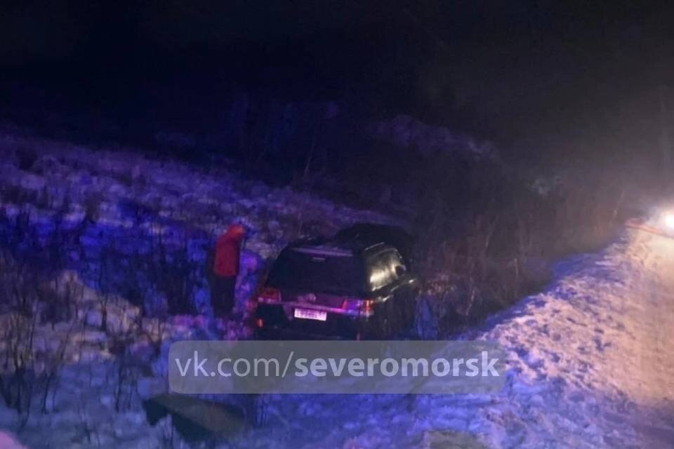     Toyota Land Cruiser вылетела с дороги. Фото: vk.com/severomorsk