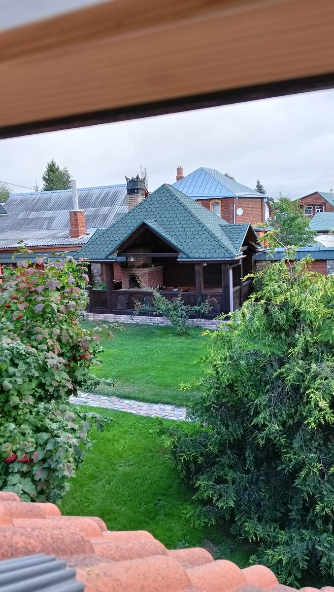 Беседка с мангалом.Вид со второго этажа гостевого домика.Фото автора