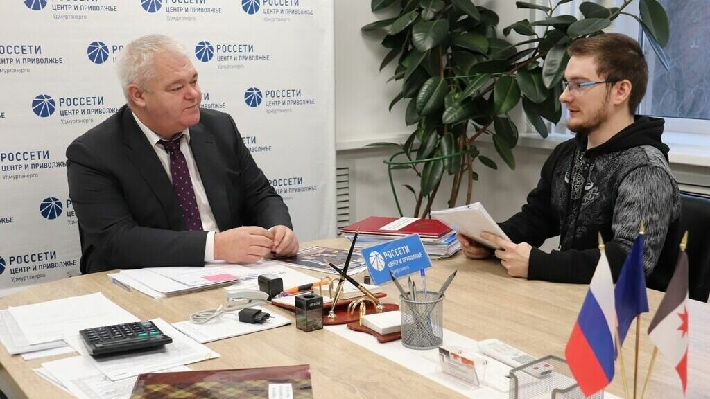     Филиал ПАО «Россети Центр и Приволжье» – «Удмуртэнерго» проводит очные приемы для потребителей. Мероприятие организовано совместно с Торгово-промышленной палатой Удмуртской Республики. На вопросы предпринимателей и жителей региона лично отвечает директор филиала Андрей Малышев.