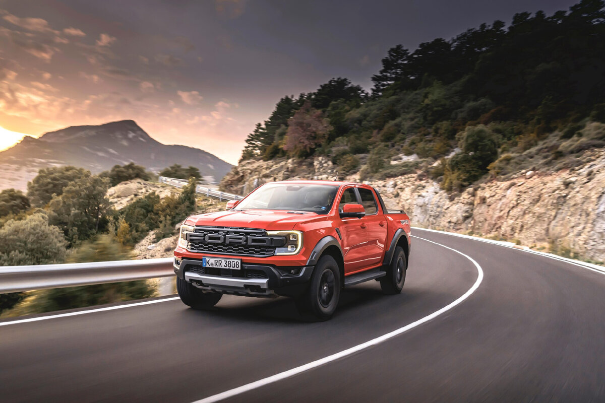 Ford Ranger Raptor не спутаете ни с кем - буквищи на решетке радиатора не дадут
