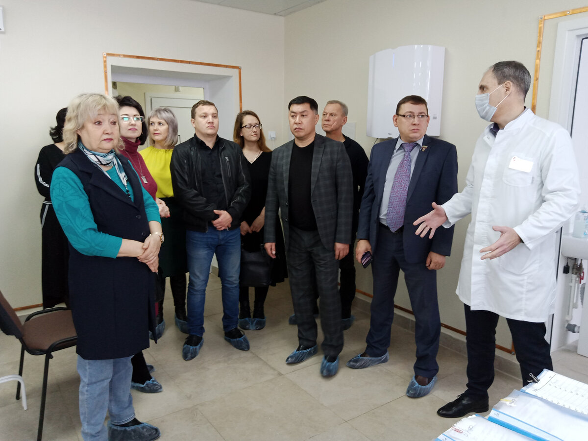 Экскурсию для депутатов провёл лично главный  врач Михаил Горбачев
