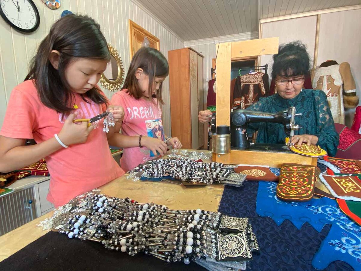 Яна Ядреева — мастер национального якутского костюма. Яна живет в деревянном доме на окраине Якутска, ее приемные дочери помогают ей. Яна считает, что традиционная одежда в последнее время становится более востребованной