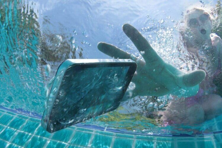    Если смартфон падал в воду, не стоит удивляться запотеванию