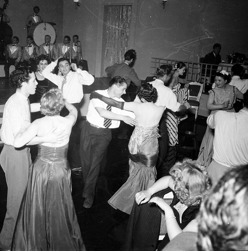 Фото со съемок фильма "Чемпион мира" 1954 года. Сцена танцев