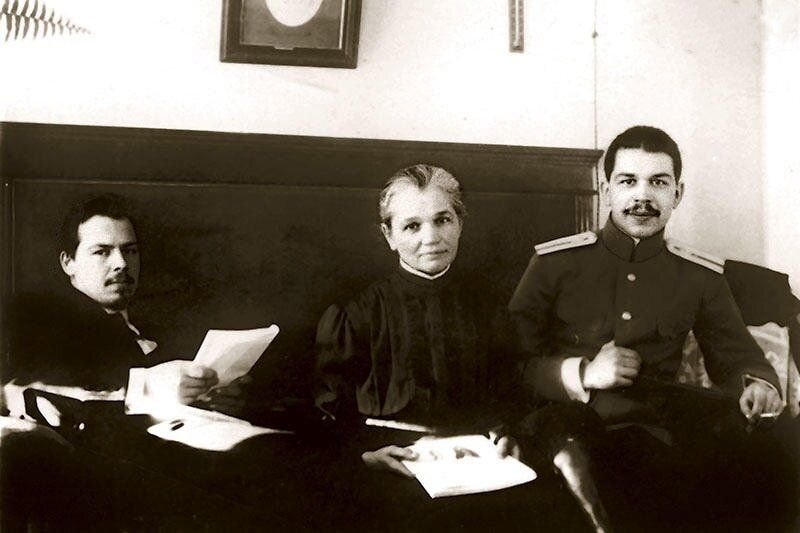 Николай (слева) и Сергей Вавиловы с матерью. mail.ru
