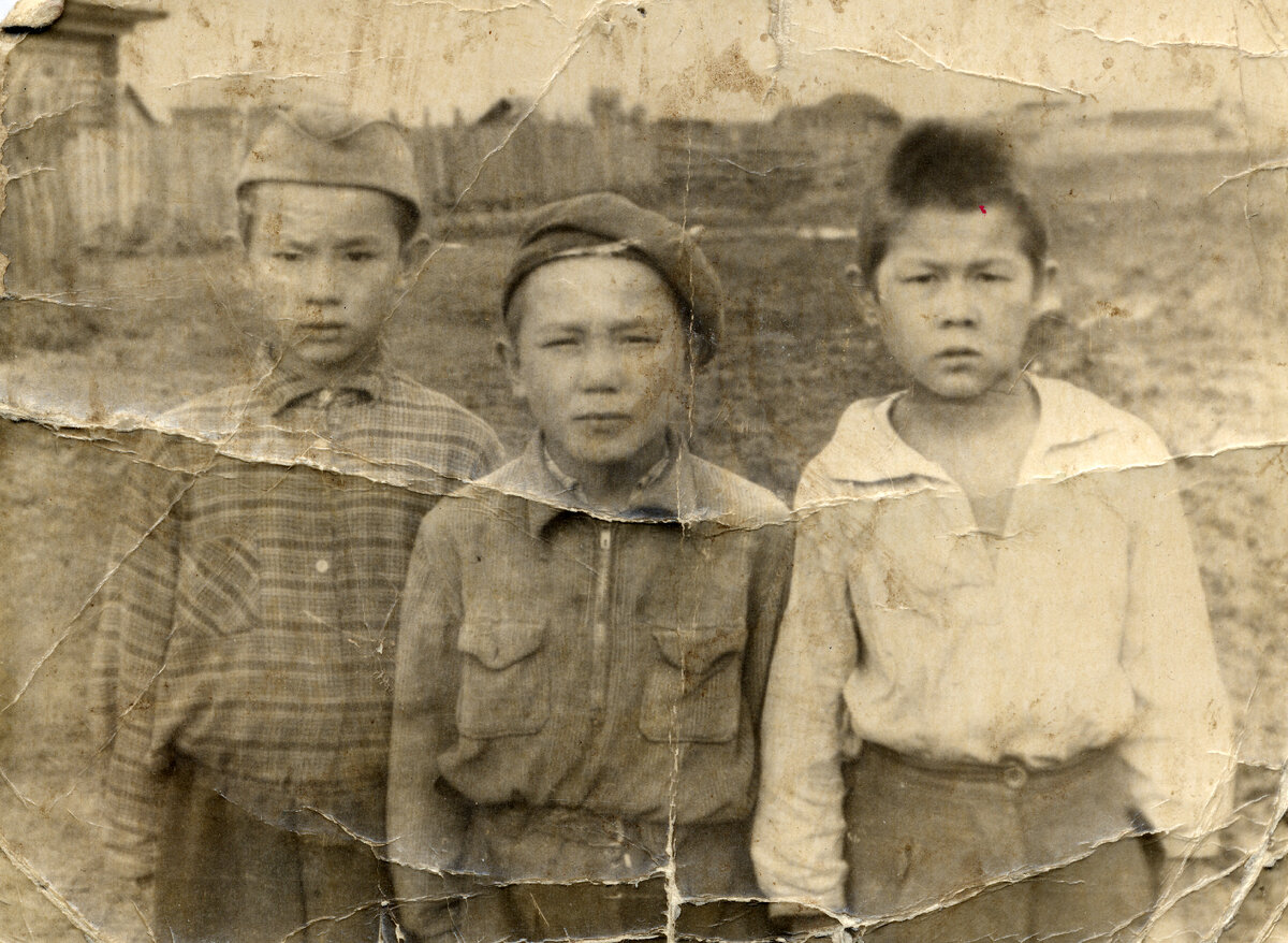 Старший брат Нургали слева, в пилотке 