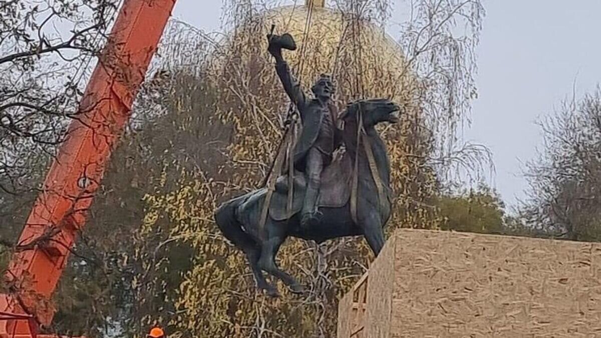    Демонтаж памятника Александру Суворову в городе Измаил Одесской области© Фото : РИА Новости/Telegram