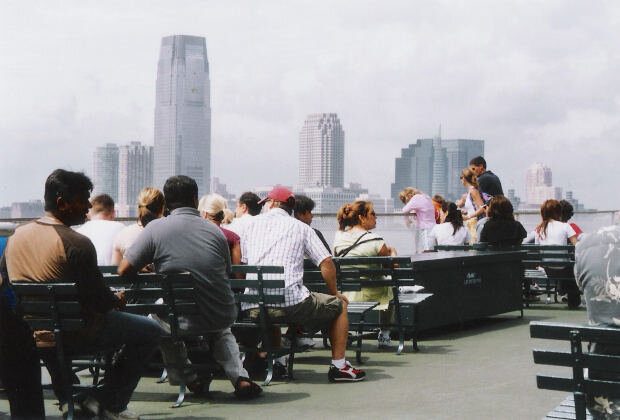 Социальная тревожность проявляется по-разному: в страхе новых знакомств, избегании социальных ситуациях, страхе публичных выступлений, боязни выглядеть глупо в глазах окружающих. В долгосрочной перспективе негативно влияет на соматическое здоровье, жизнь человека постепенно теряет краски, спектр приспособительных реакций - сужается. Иллюстрация: pedrojperez (MorgueFile)