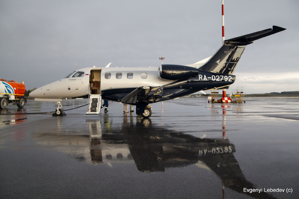 Embraer Phenom 100EV перед вылетом.