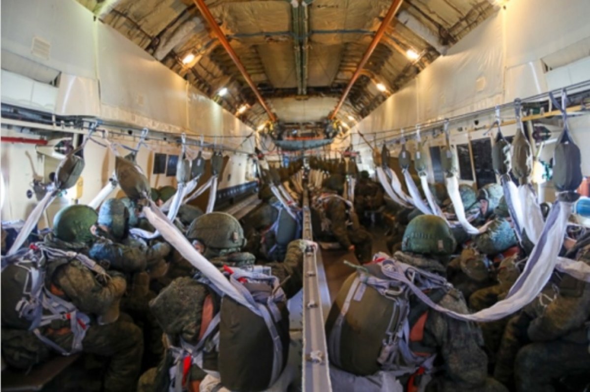    Псковские десантники в зоне СВО продемонстрировали шеврон с Лавровым