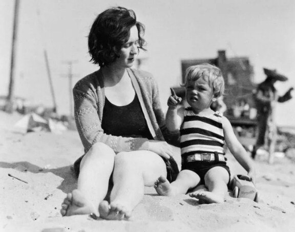 Маленькая Мэрилин Монро со своей мамой
