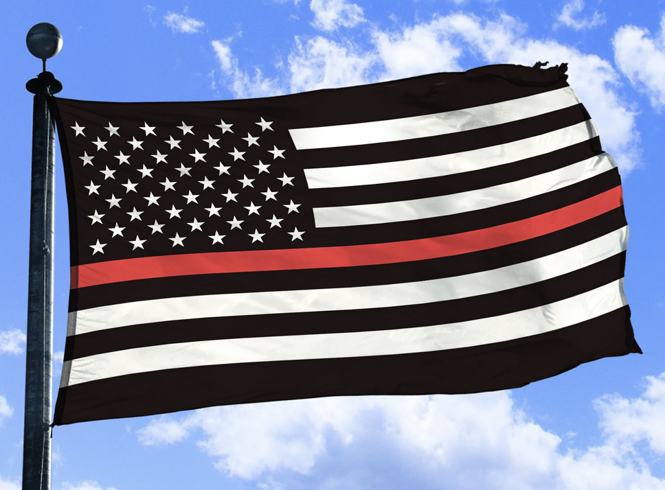 Что за странные черно-белые флаги на этом американском бандитмобиле