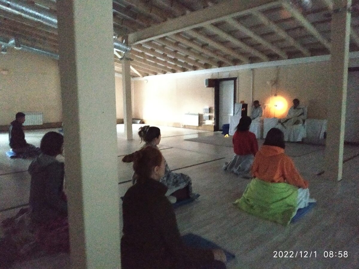 наш зал и впереди индийские учителя