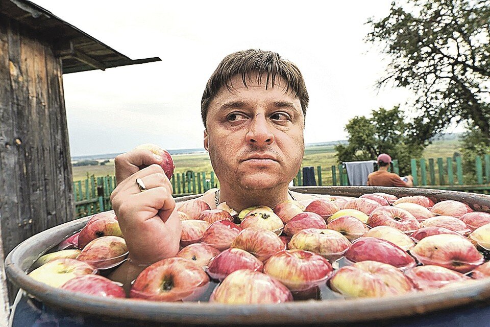     Серега Маслов (Максим Лагашкин) уже не полицейский. Фото: Кадр из фильма