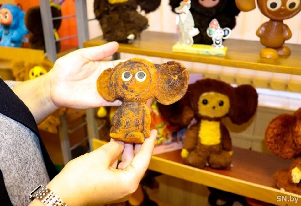     Необычный экспонат - подгоревший Чебурашка. Фото: sn.by