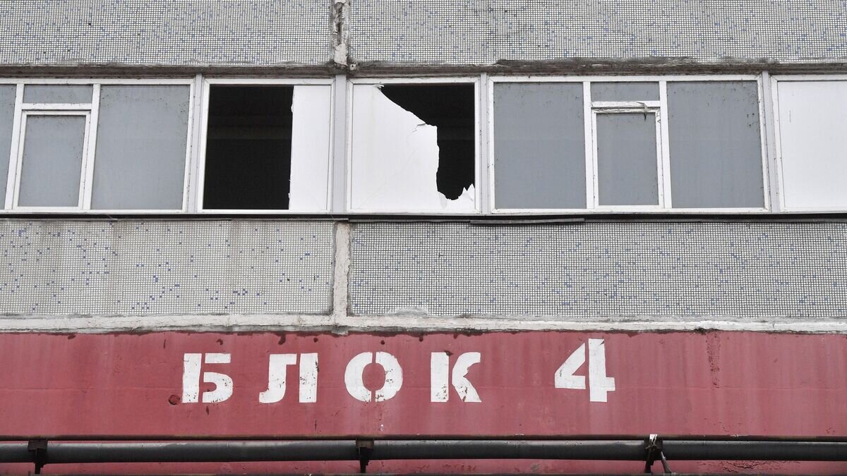    Разбитые стекла 4-го энергоблока Запорожской атомной электростанции после недавних обстрелов со стороны ВСУ© РИА Новости / Алексей Куденко