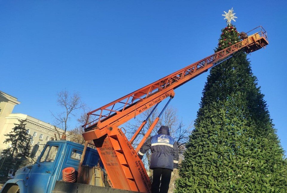     На площади Советов уже украшают установленную здесь новогоднюю ель. Анастасия ТАЛЫЗИНА