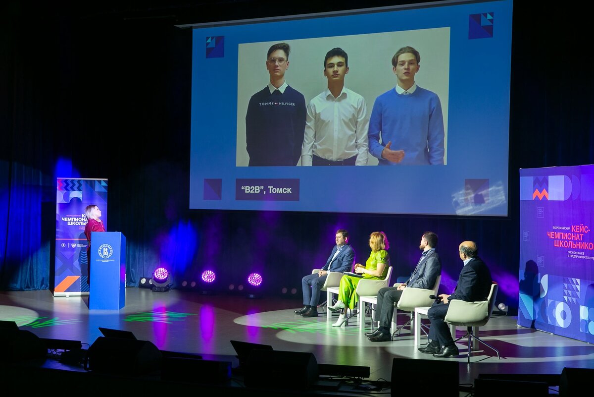 Фотография с церемонии закрытия первого Чемпионата. Тогда я ещё был участником и мы с Андреем и Аркашей прошли в финал!