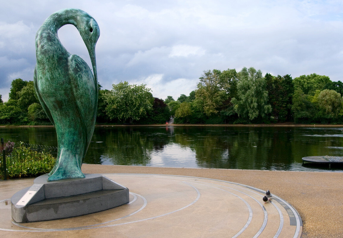 London hyde. Скульптор парк Лондон. Скульптура безмятежность в гайд парке. Скульптура спокойствия в гайд-парке, Лондоне, Англии. Что находится в гайд парке.