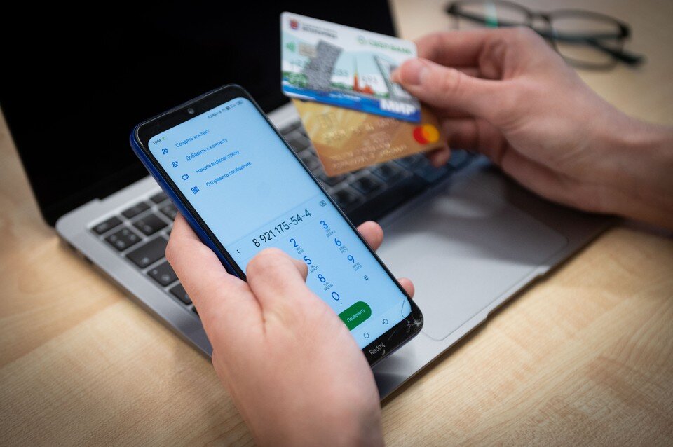     Злоумышленники задают вопросы о том, в каком банке обслуживается человек, просят назвать реквизиты Юлия ПЫХАЛОВА