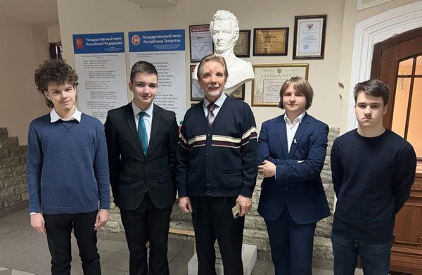 Юные программисты из лицея имени Н.И.Лобачевского со своим учителем (крайний слева – Валерий Родионов). Фото: kpfu.ru 