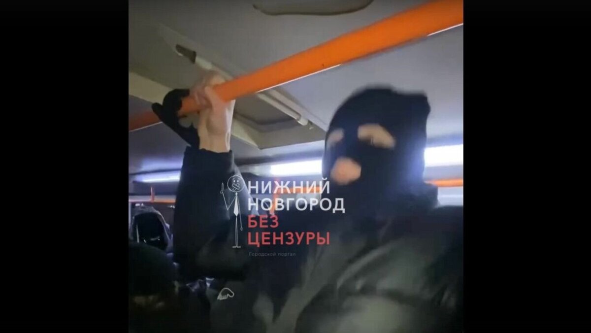     Поведение толпы подростков в трамвае в Нижнем Новгороде возмутило местных жителей. Они посчитали его неподобающим. Видео было опубликовано в группе «Нижний Новгород|БЕЗ ЦЕНЗУРЫ».