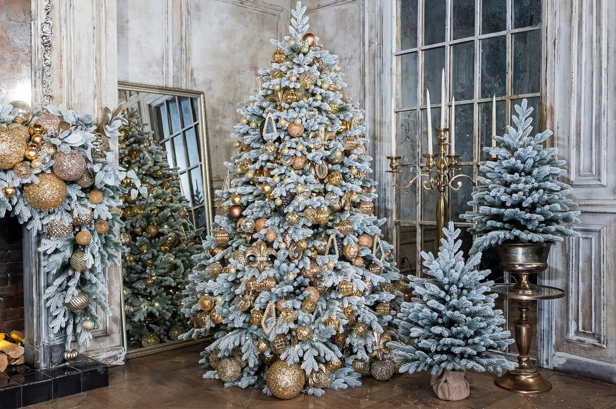 Елка в 2023 году украшена золочеными игрушками 