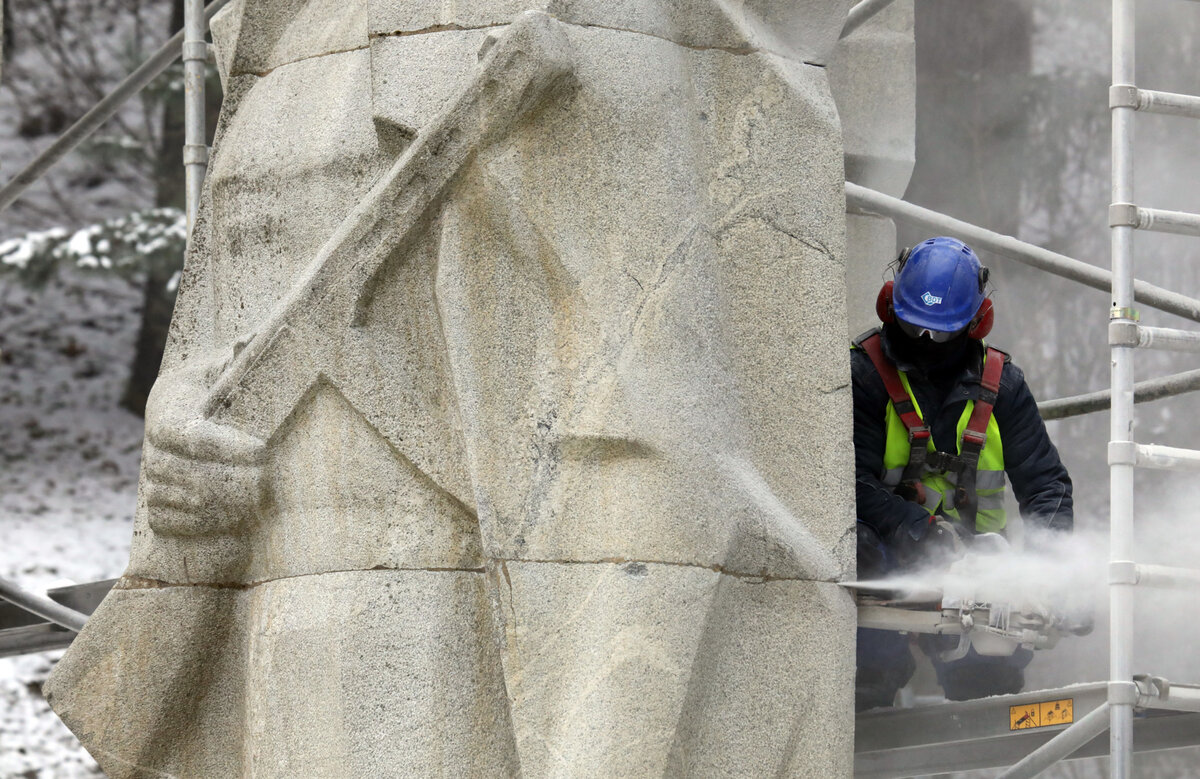 Демонтаж стел мемориала советским воинам на Антакальнисском кладбище, Литва, 7 декабря 2022 // AFP 2022 / PETRAS MALUKAS