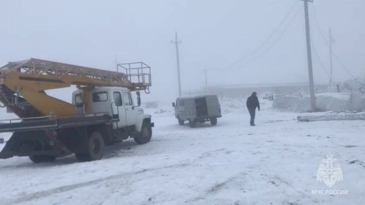     Из-за непогоды жители сразу трех районов Кабардино-Балкарии остаются уже несколько часов без света, сообщили в региональном МЧС.