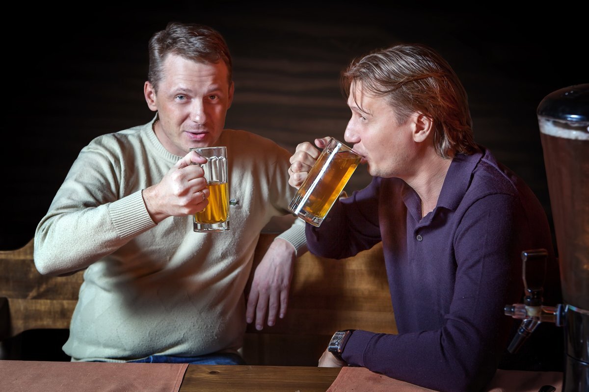 Попит фото. Человек с пивом. Мужики пьют пиво. Мужчина с пивом. Пьющий пиво.