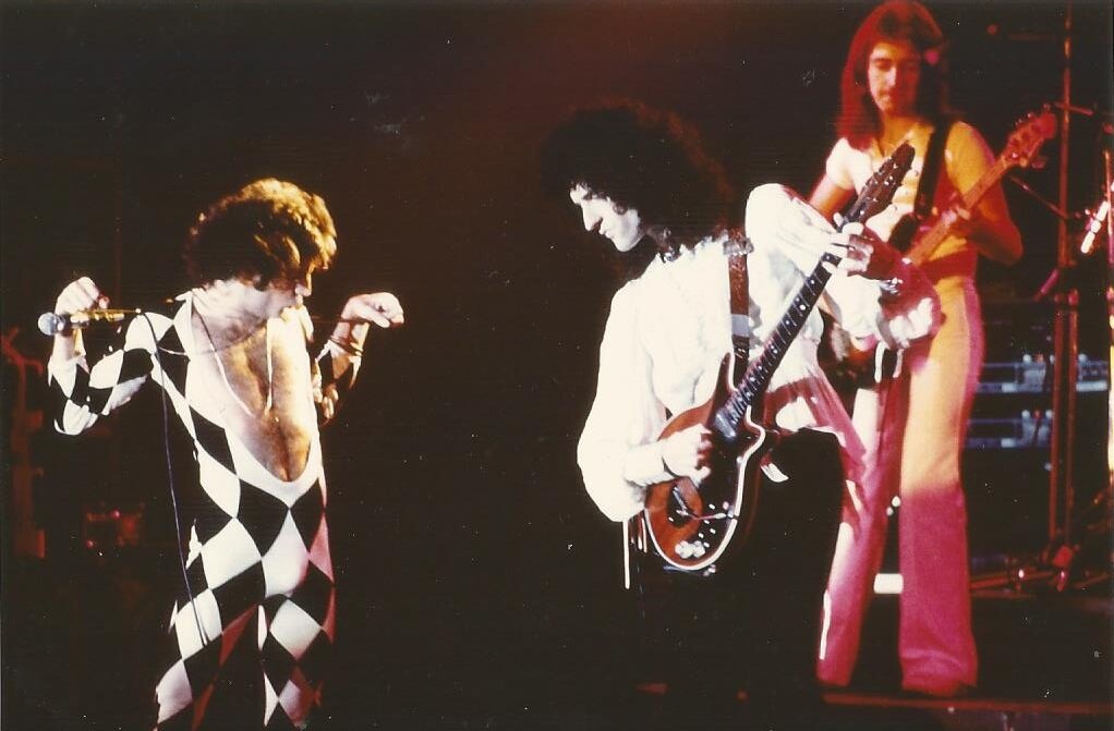 http://queenlive.ca/queen/live%20pics/77-05-19_Basel_04.jpg