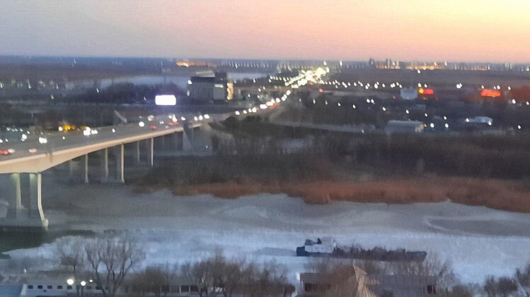   Застрявшее во льдах судно у Ворошиловского моста, Фото Марии Ким.