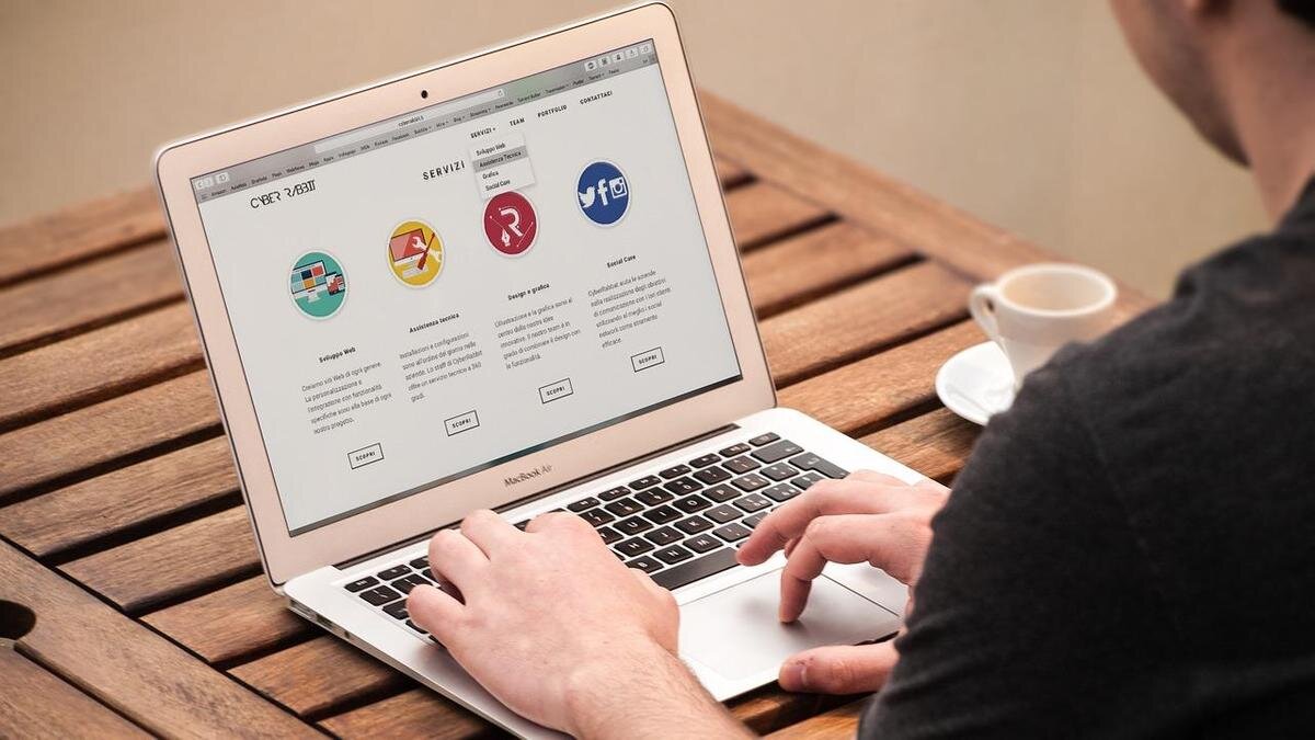    Мужчина работает за компьютером:pixabay.com