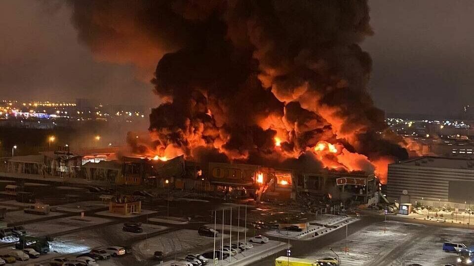     Сегодня утром в подмосковном торговом центре «Мега Химки» произошел сильный пожар. Площадь возгорания на Ленинградском шоссе составила 7 тысяч квадратных метров. Об этом сообщили ряд Telegram-каналов.