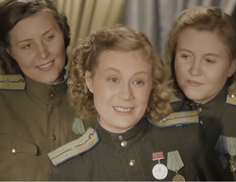 Кадр из фильма "Небесный тихоход" (1945 г.). Старший лейтенант Светлова - Тамара Алёшина