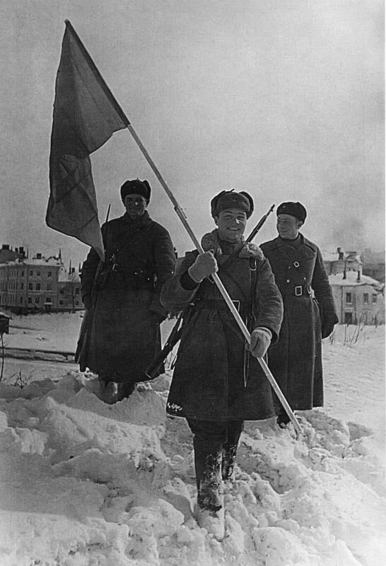 Командир разведывательной роты лейтенант Иванов, установивший Красное Знамя в Выборге, март 1940 года. Фотография: Николай Петров.