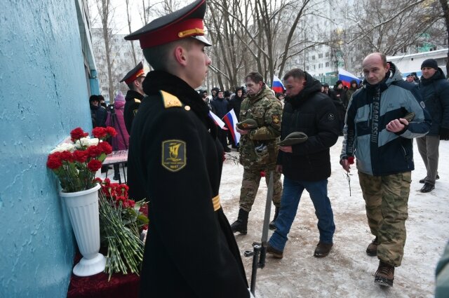    В автограде торжественно открыли мемориальную доску на фасаде школы №40, где учился Руслан Газизов. Фото: Управление информационной политики и по связям с общественностью администрации Набережных Челнов