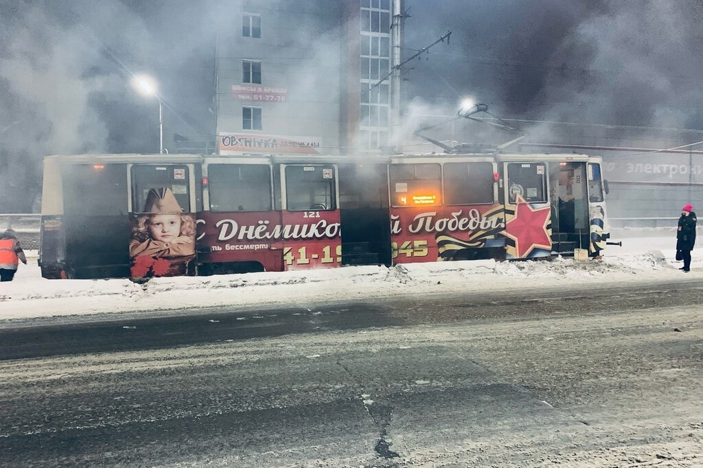    Происшествие случилось сегодня около семи утра напротив "М.Видео". Трамвай № 4 ехал в сторону Индустриального района.