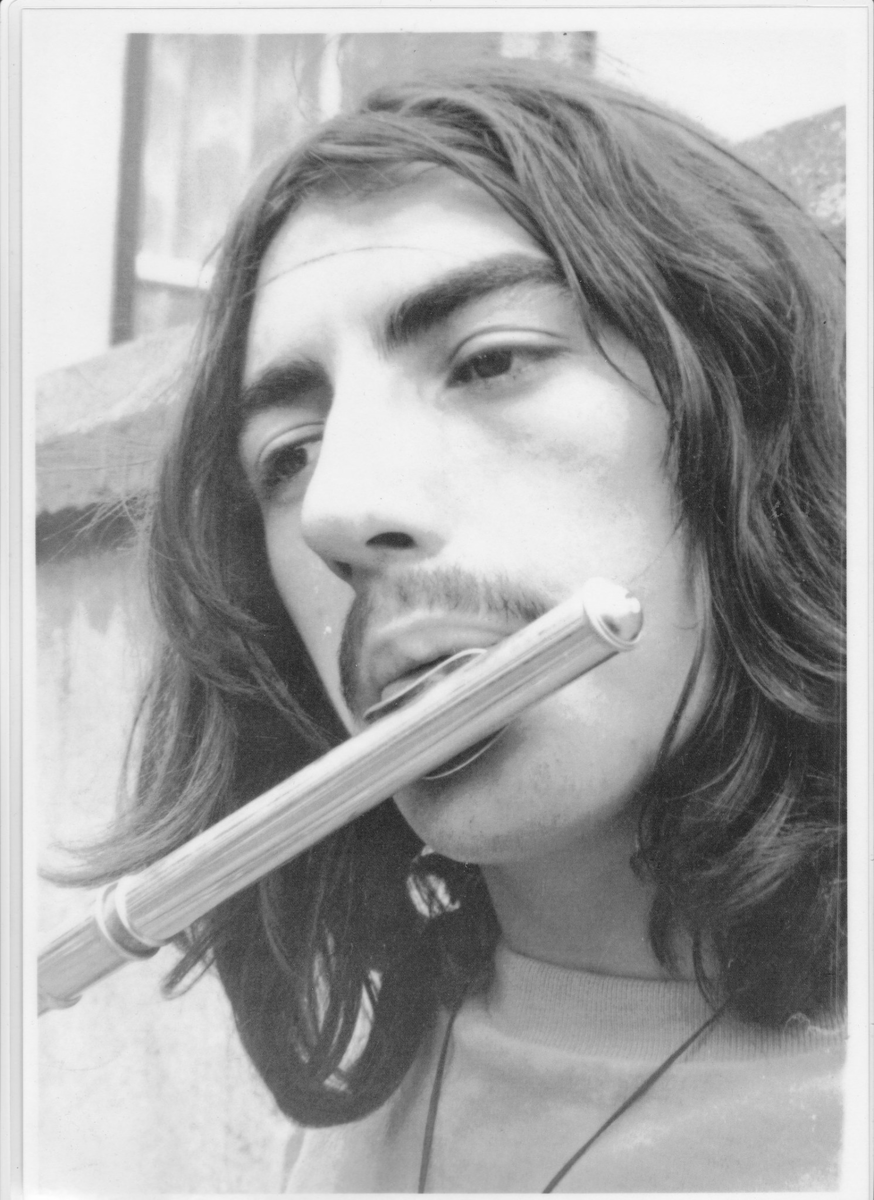 На флейте, судя по всему, играл сам лидер/гитарист/вокалист Дейв Льюис