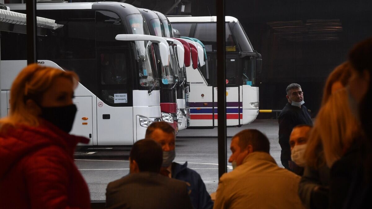   Междугородние автобусы на территории транспортно-пересадочного узла в Москве© РИА Новости / Евгений Биятов