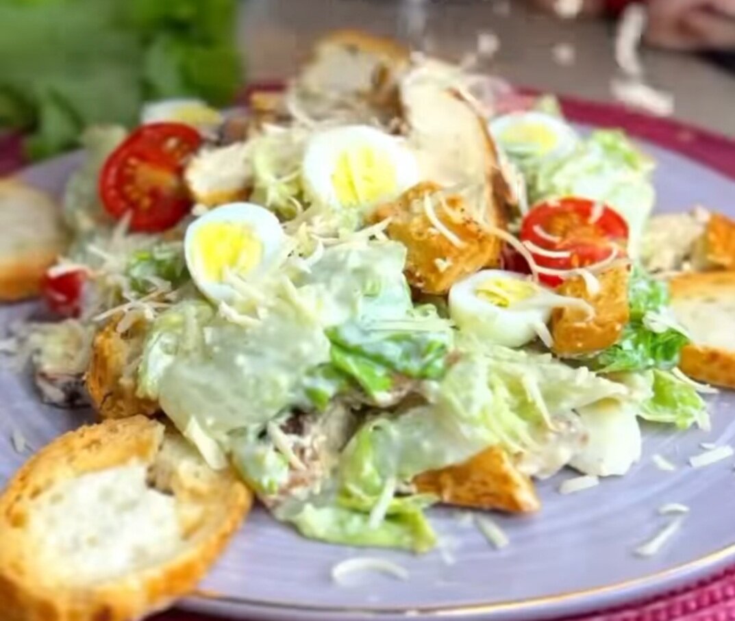 Всем привет! Начну своё знакомство с моим любимым салатом "Цезарь" Самый вкусный и удачный рецет салата Цезарь сохрани не раздумывая
Любите этот салат ? Напишите в коментариях. А так же не забывайте подписываться, ведь у меня для Вас будет много новых, лёгких и не очень рецептов, а самое главное очень вкусных. 
Для салата нам понадобится разрезать куриную грудку поперек, посолить,  поперчить и посыпать вашими любимыми специями,  мне нравятся слакая паприка и сухой чеснок,  так же можно взбрызнуть лимонным соком и оставить мариноваться на часок. Далее обжариваем курочку с двух сторон, желательно на сковороде гриль. После того как пожарилась куриная грудка,  даем ей остыть и готовим гренки из багета, нарезаем тонкими кусочками солим, перчим с каждой стороны хлеб и обжариваем до золотистого цвета. Далее мы разрезаем помидоры черри пополам, перепелиные яйца так же режем пополам, если у вас куриные яйца, то режем на 4 части, рвем салат айсберг, натираем сыр, после того как куриная грудка остыла, нарезаем ее и приступаем к соусу: накладываем майонез , выдавливаем лимонный сок, добавляем чеснок, оливковое масло и добавляем сыр и все взбиваем блендером. 
Далее выкладываем все ингредиенты на тарелку, сверху поливаем соусом и посыпаем тертым сыром и НАСЛАЖДАЕМСЯ наивкуснейшим салатом "Цезарь"
Ингредиенты:
Куриные грудки -2-3 шт
Листа салата( желательно Айсберг)
Батон или багет
Помидоры Черри- 5-6 шт
Сыр любой твёрдый
Яйца перепелиные- 3-4 шт
Соль, перец, паприка
Для соуса:
Майонез-4 ст л
Сок половины лимона
Чеснок-3 зубчика
Сыр-100 гр
Растительное или оливковое масло-100 мл
Соль, перец по вкусу
Количество ингредиентов на соус можно увеличить по вашему усмотрению.
Всем приятного аппетита,  а с Вас мои дорогие реакция на рецепт.  Пишите понравился ли Вам салат, может быть у Вас свои рецепты или секретики.❤
